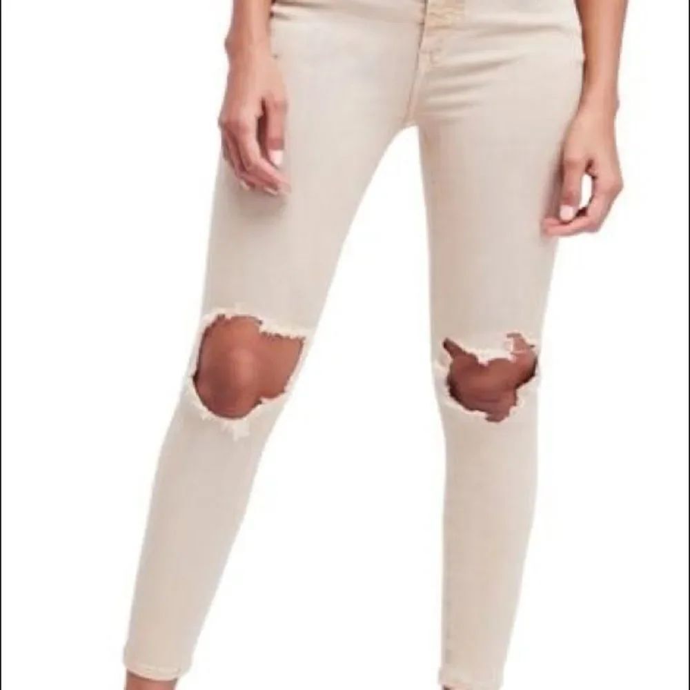 ✨6xHP✨FP
High Waist Busted Knee Skinny Jeans✨